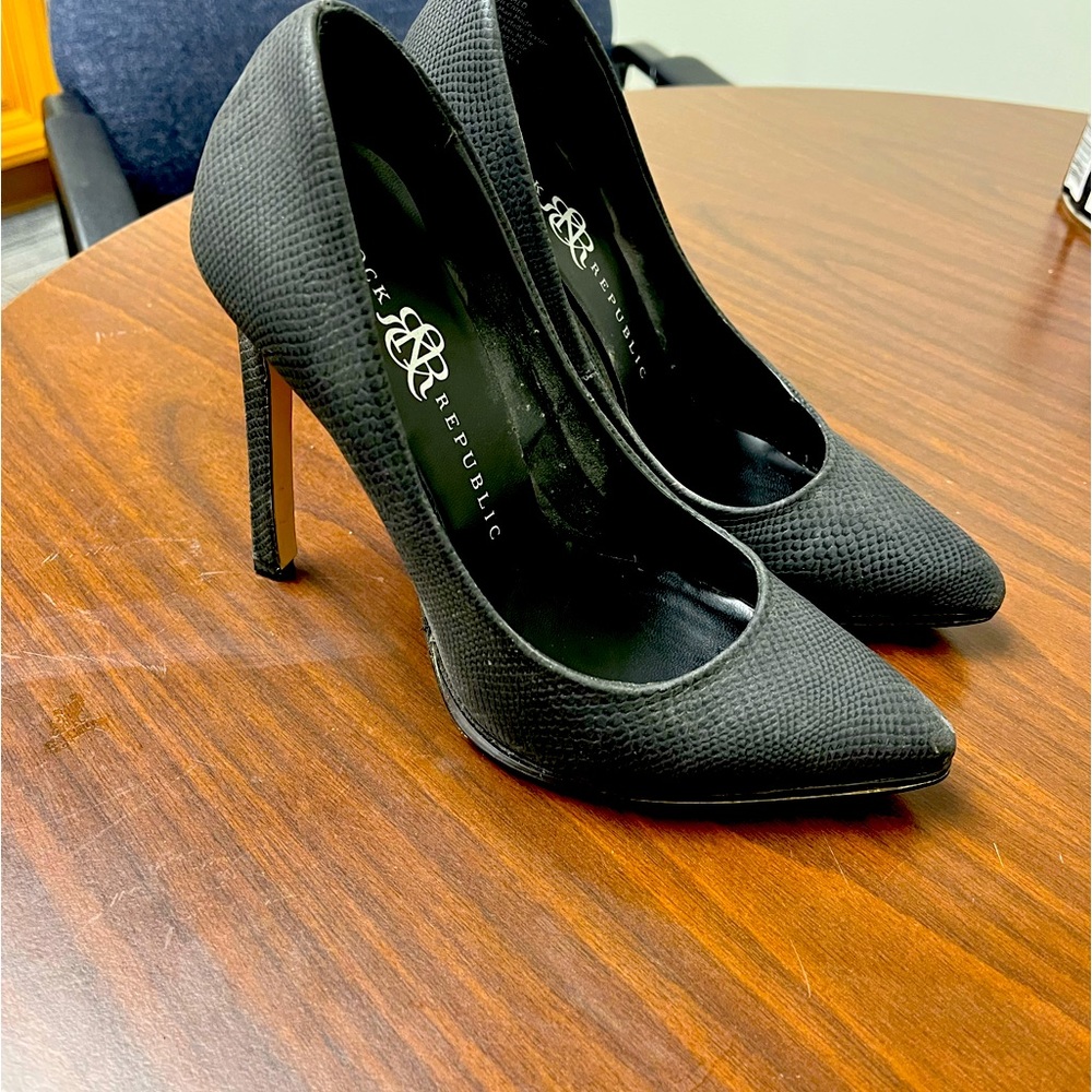 Rock & Republic unique matte black textured 5 inch heel.